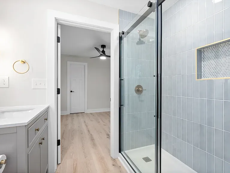 Blue Tile & Brass Bath, photo 2